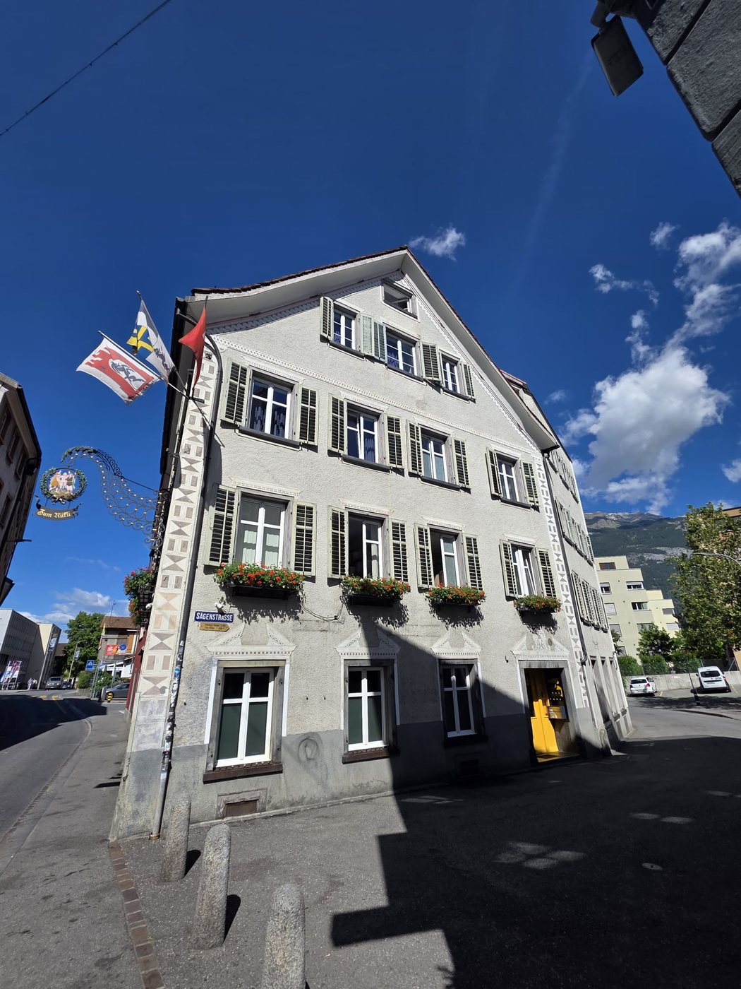 Haus zum Rütli – Eckansicht mit Wirtshausschild «Zum Rütli»